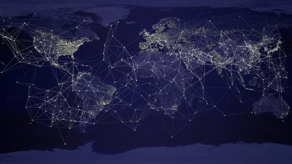 Weltkarte der Erde bei Nacht mit Lichter-Netzwerk