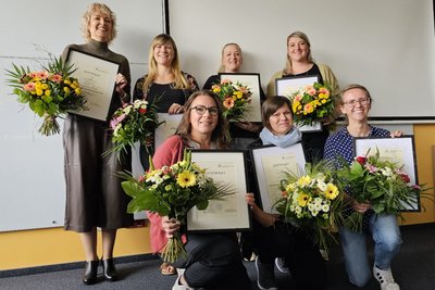 Foto der ersten Gruppe der 7 von 14 Absolventinnen des 5. Zertifikatskurs "Betriebliche Gesundheitsmanagerin (FH)" bzw. "Betrieblicher Gesundheitsmanager (FH)" an der Ernst-Abbe-Hochschule Jena