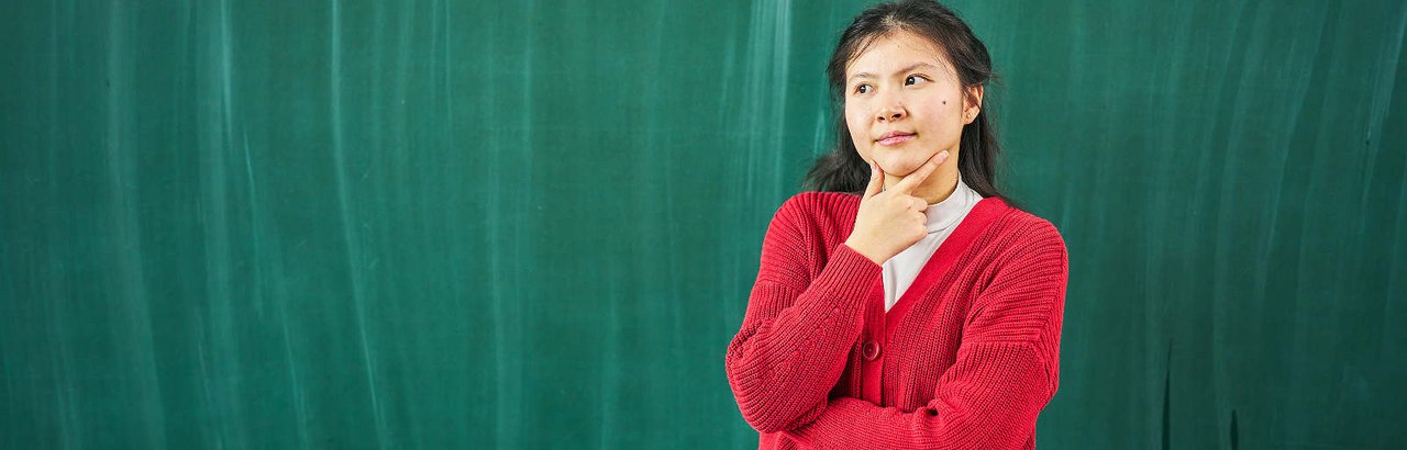 Fehlerseite 404 Junge Frau steht fragend vor einer Tafel