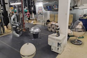 In einem Raum stehen viele historische technische Geräte
