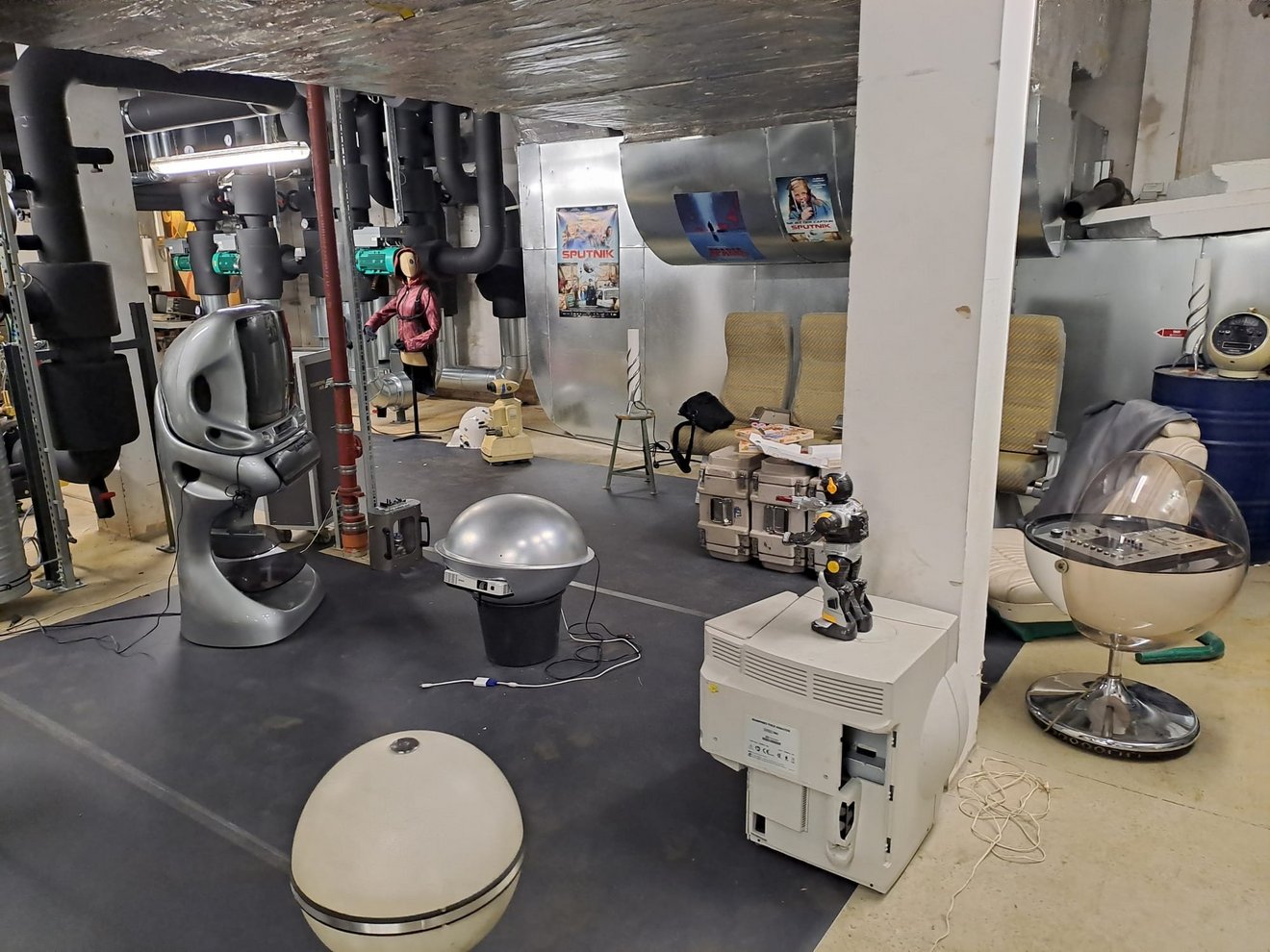 In einem Raum stehen viele historische technische Geräte