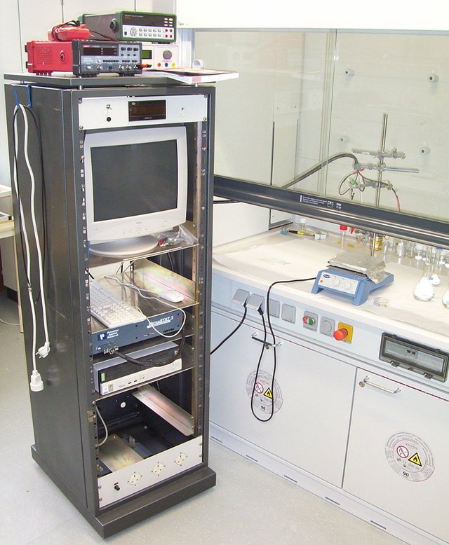 Apparatur zur elektrochemischen Abscheidung von Halbleiterstrukturen. Basiert auf einem Potentiostat, sie ermöglicht epitaktische Monolagenabscheidung von Nanoschichten (ECALE), sowie gewöhnliche elektrochemische Abscheidung von Halbleiterschichten.