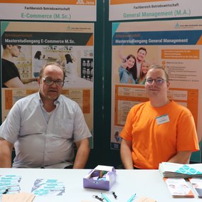 Dekan und Studierender des Fachbereiches Betriebswirtschaft am Stand des Masterinformationstages