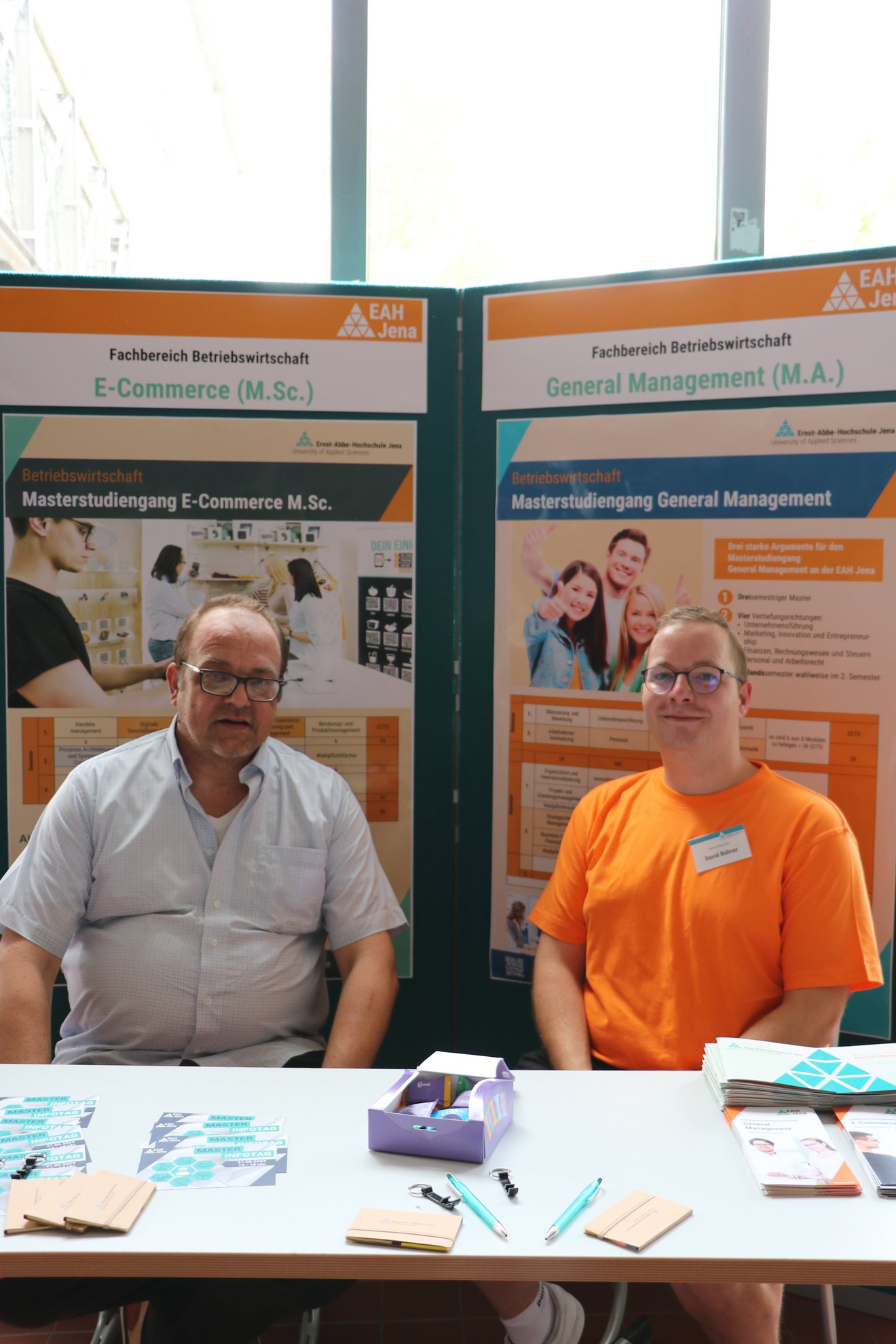 Dekan und Studierender des Fachbereiches Betriebswirtschaft am Stand des Masterinformationstages