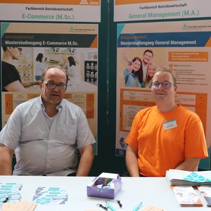 Dekan und Studierender des Fachbereiches Betriebswirtschaft am Stand des Masterinformationstages