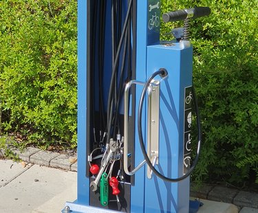 Neuer Fahrradstellplatzes mit Reparaturstation an der Ernst-Abbe-Hochschule Jena