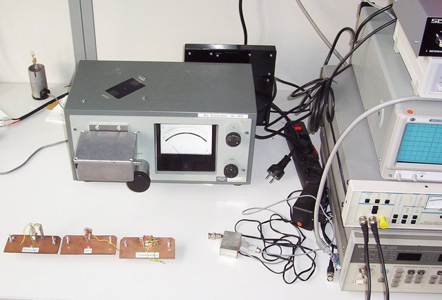 Optischer lock-in Messplatz (350-1000 nm), auf dem einige Messmethoden realisiert sind:  optische Transmission und Reflexion; Differential Spectral Response (DSR); Oberflächenphotospannung (SPV)