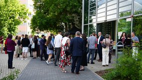 Absolvent*innen-Feier am 05.06.2026: sommerliche Atmosphäre am Grill