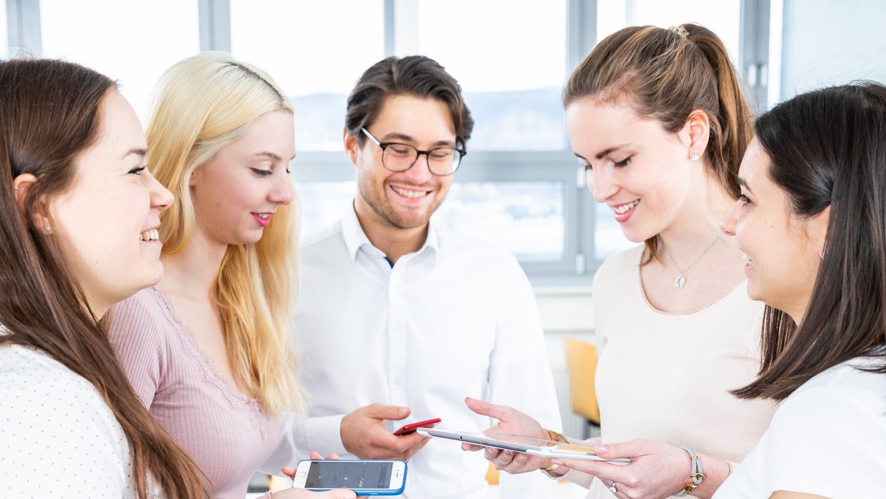 Foto Studierende mit Smartphones