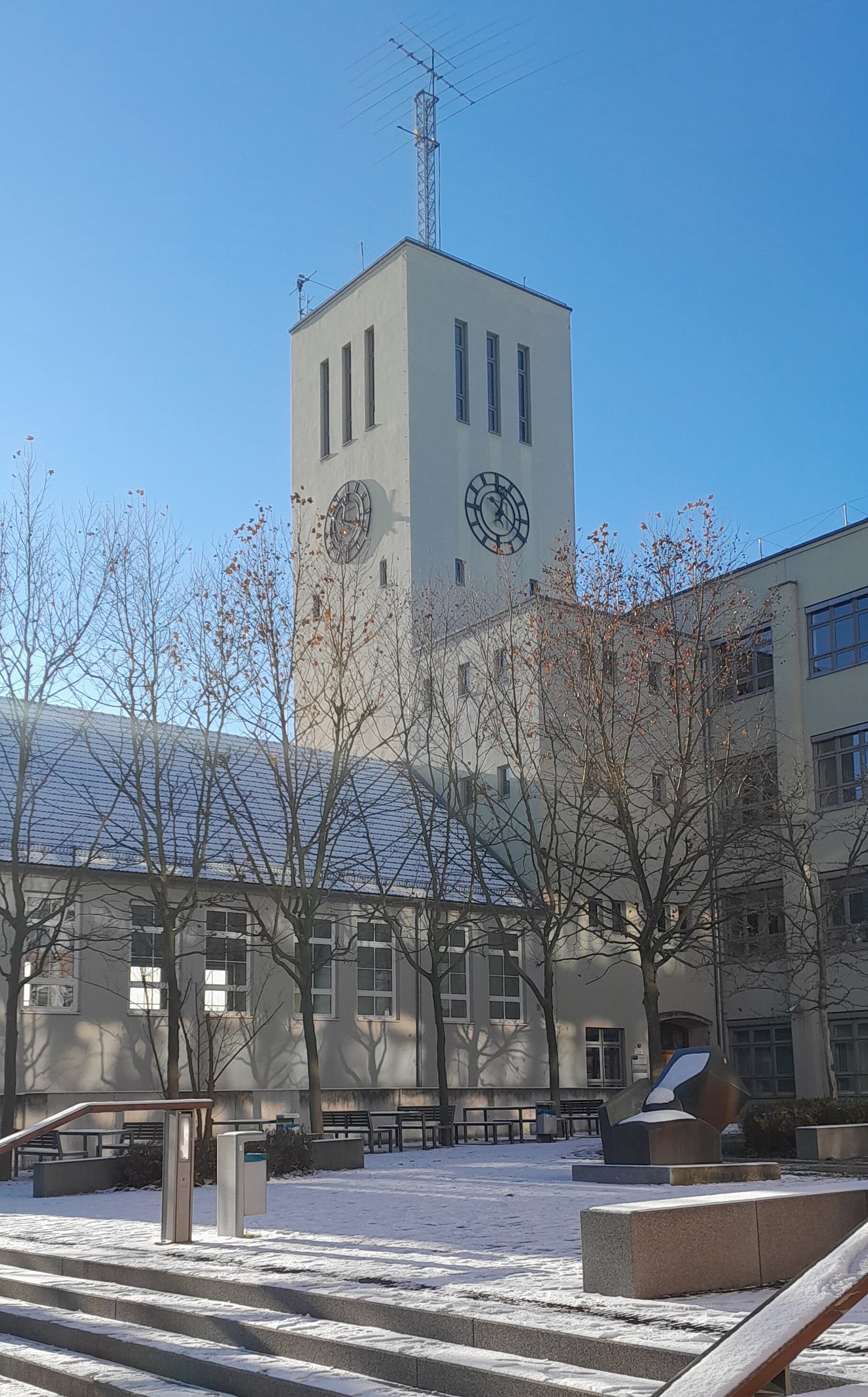 Blick auf die Ernst-Abbe-Hochschule Jena im Winter