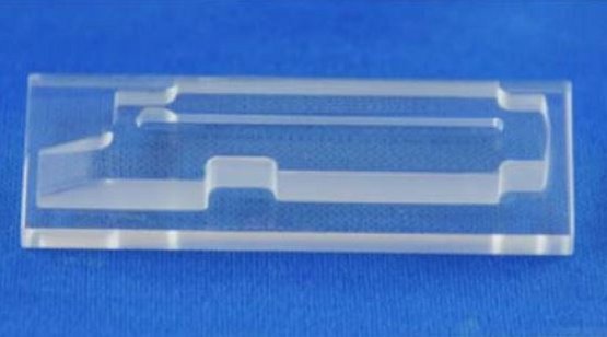 Optisches Bauteil mit bearbeiteter Oberfläche
