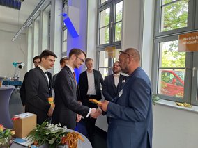Absolventen und Dekan des Fachbereiches Betriebswirtschaft im Mai 2025