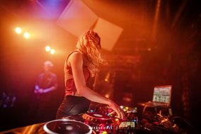 Weiblicher Discjockey bei der Arbeit