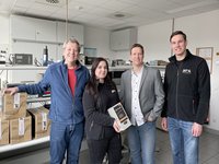 Übergabe der gespendeten Netzteile 