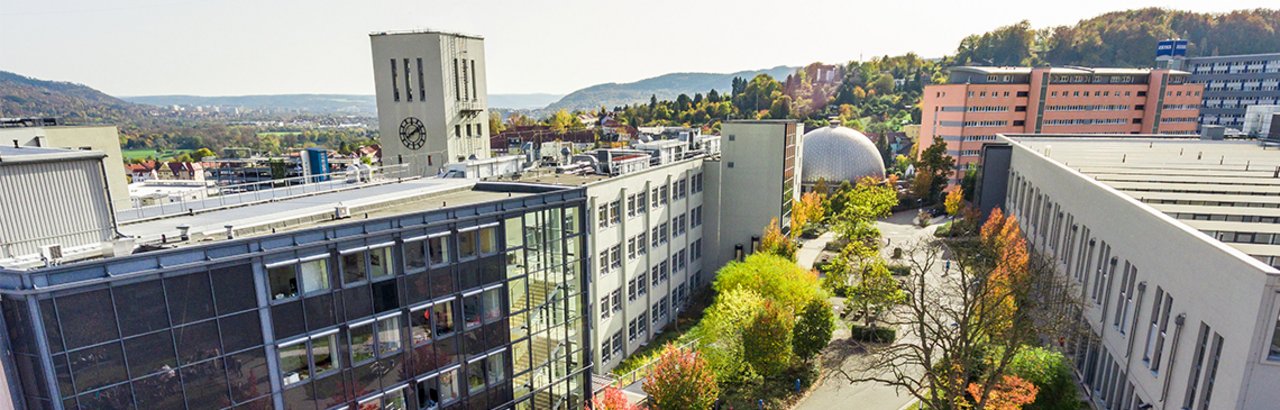 Blick von oben auf den Campus der Ernst-Abbe-Hochschule Jena zwischen den Häusern 2, 3 und 4