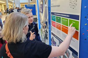 Schüler vor Pinntafel
