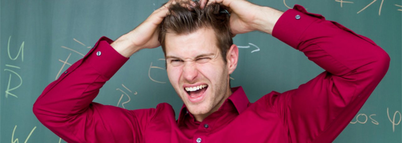 Student rauft sich die Haare. Student rauft sich die Haare.