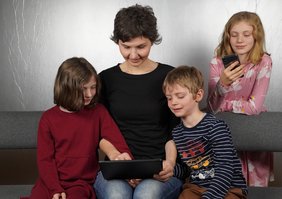 Steigender digitaler Medienkonsum von Kindern  – Gefahren und gesundheitliche Folgen, aber auch Lösungsvorschläge und Perspektiven