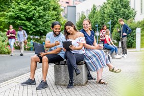 Internationale Studierende auf dem Weg in den Beruf begleiten