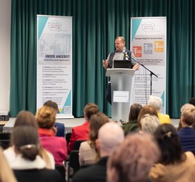 Enrico Jakusch, Geschäftsführer der Drehtechnik Jakusch GmbH, referierte zum Thema ‚Mehr Zeit fürs Abschalten – mehr Power für den Job. Wie digitale Techniken bezahlte Freizeit ermöglicht und Produktivität stärkt‘