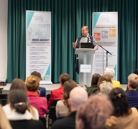 Enrico Jakusch, Geschäftsführer der Drehtechnik Jakusch GmbH, referierte zum Thema ‚Mehr Zeit fürs Abschalten – mehr Power für den Job. Wie digitale Techniken bezahlte Freizeit ermöglicht und Produktivität stärkt‘