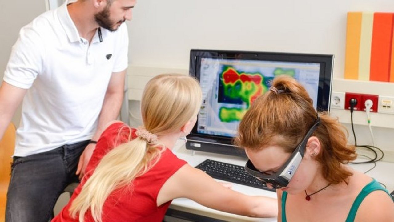 Foto Studierende bei einer Eyetracking-Studie