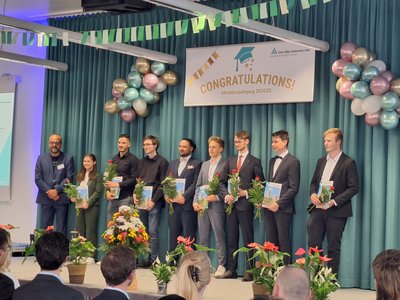 Absolventen und Dekan des Fachbereiches Betriebswirtschaft im Mai 2025