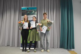 Die Preisträgerinnen und der Preisträger des studentischen Posterwettbewerbs.