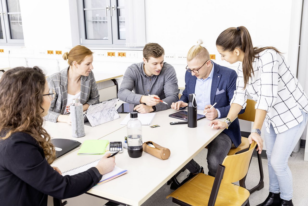 Master Studenten Wirtschaftsingenieurwesen bei der Arbeit