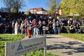 viele junge Menschen erkunden den Hochschulcampus