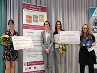 Foto eines Förderers und zwei Preisträger