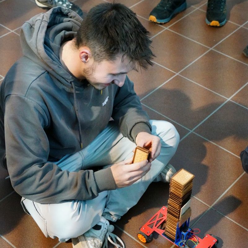 mit Keksen beladenes MakerChallenge-Fahrzeug