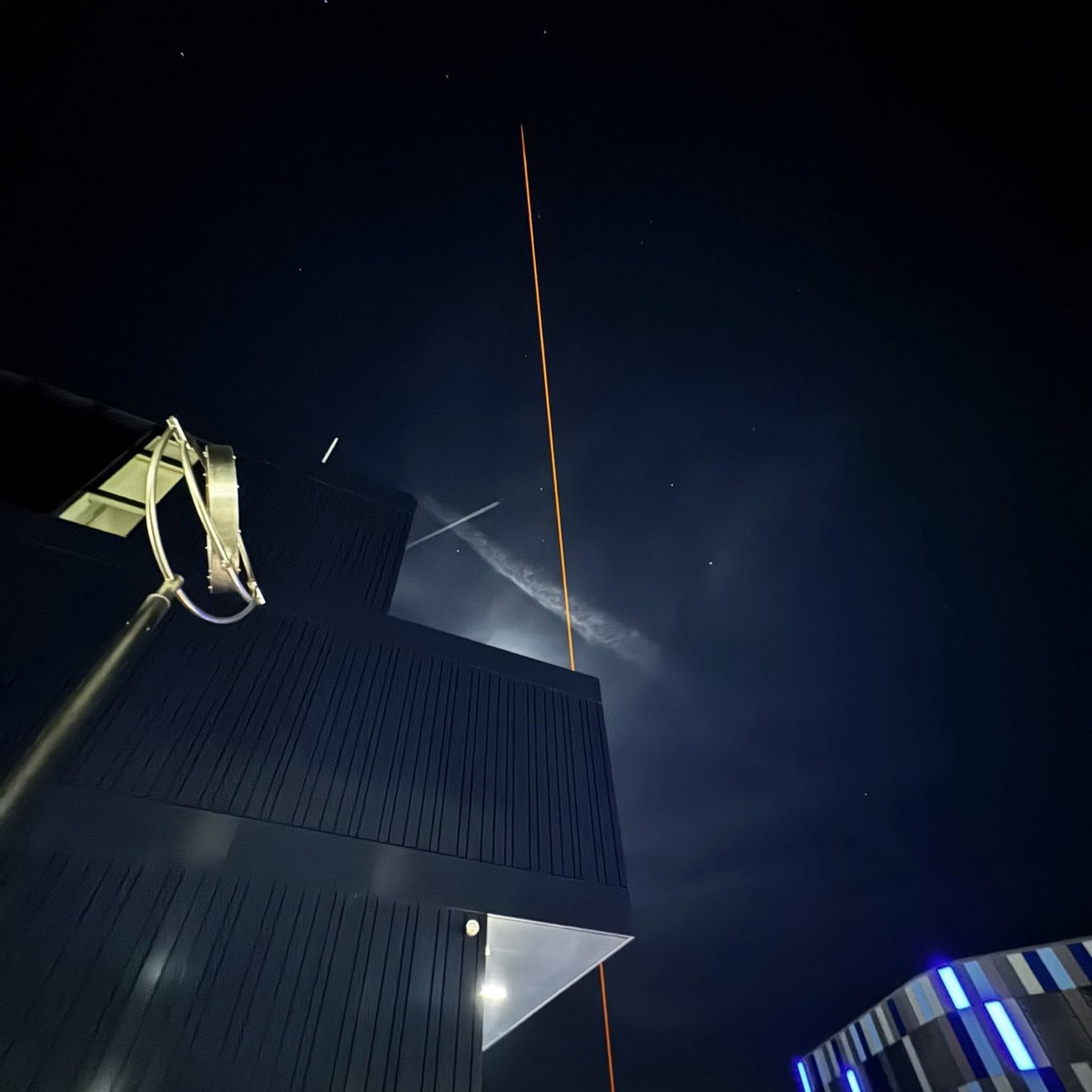 Ein großer Stratosphärenballon steigt mit einer kleinen technischen Nutzlast über dem Campus in die Höhe.