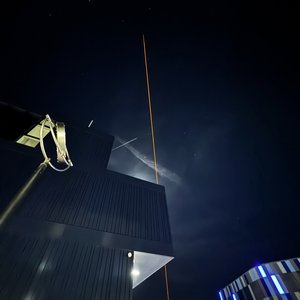 Ein großer Stratosphärenballon steigt mit einer kleinen technischen Nutzlast über dem Campus in die Höhe.