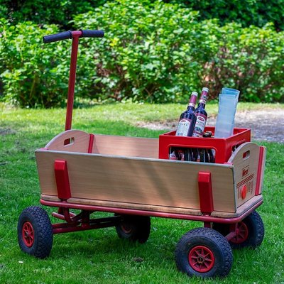 Foro von Bollerwagen mit Kiste Bier