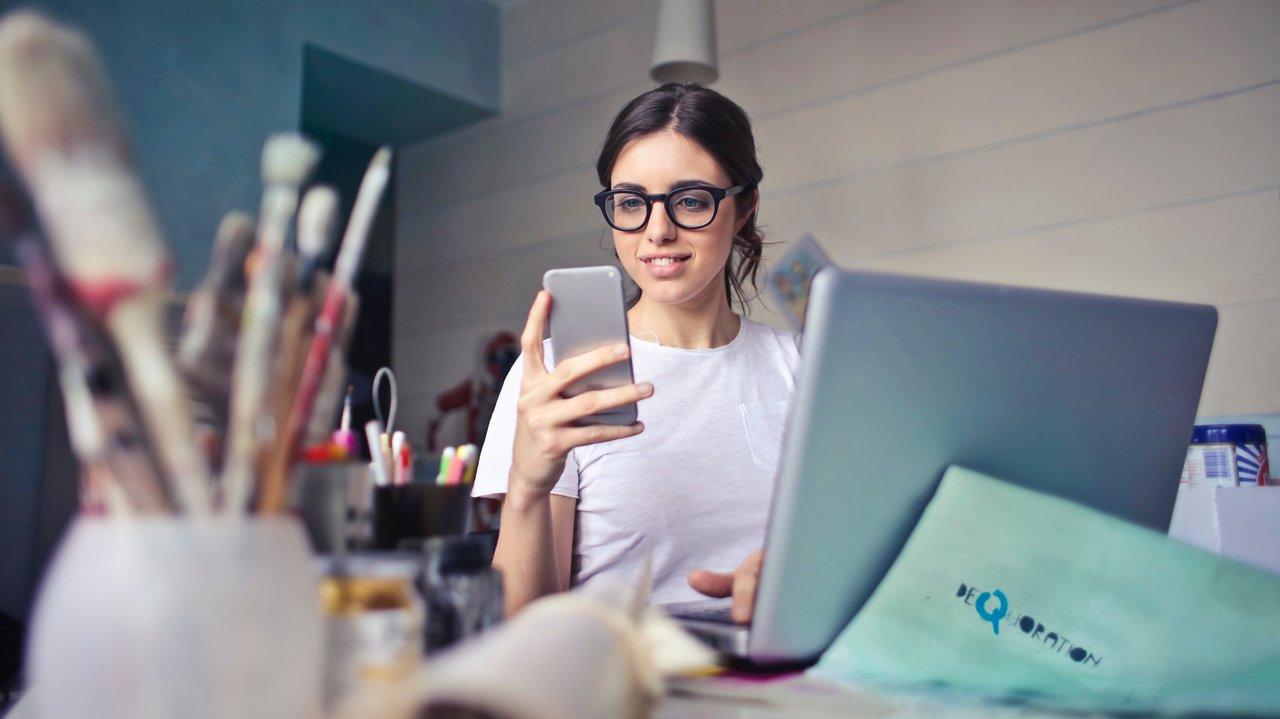 Junge Frau mit Notebook und Handy