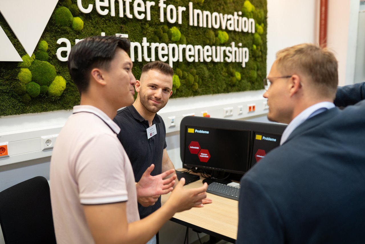 Gespräch von drei Personen während der Führung durch das StartUpLab