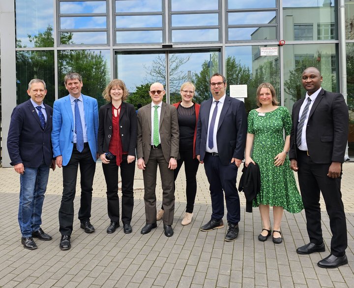 Der Tansanianische Botschafter Dr. Possi und die Delegation während des Besuchs der EAH Jena 