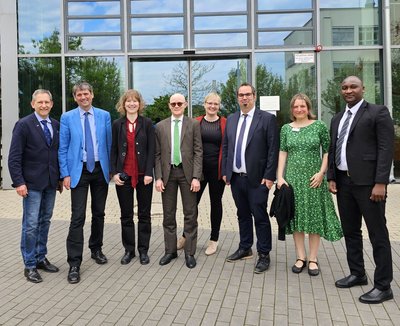 Der Tansanianische Botschafter Dr. Possi und die Delegation während des Besuchs der EAH Jena 