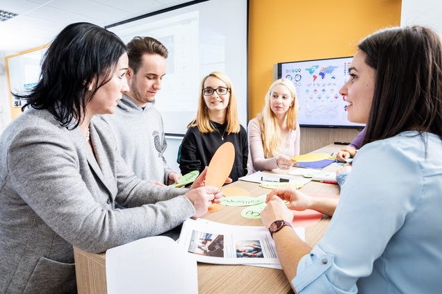 Foto Studierende mit Professorin im Metaplan-Labor