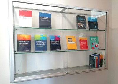 Foto der Bücher-Vitrine vor dem Dekanat mit Veröffentlichungen des Fachbereiches Betriebswirtschaft