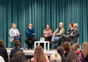 Podiumsdiskussion v.l.n.r.: Michael Schilling (SERIMED GmbH & Co. KG), Uwe Feige (Kommunalservice Jena), Nadine Köber (Netzwerk Gesunde Arbeit in Thüringen), Frank Albrecht (AWO Regionalverband Mitte-West-Thüringen e.V.), Julia Hoppe (Friedrich-Schiller-Universität Jena), Jens Panse (Universität Erfurt)