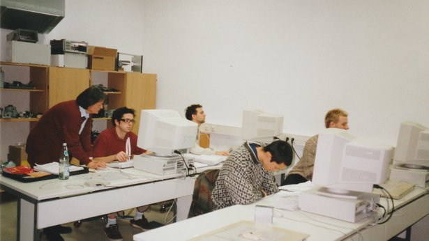 Professorin Hentschel und Studierende während eines CAD-Praktikums in einem Raum des Zeiss-Gebäudes 6/70 