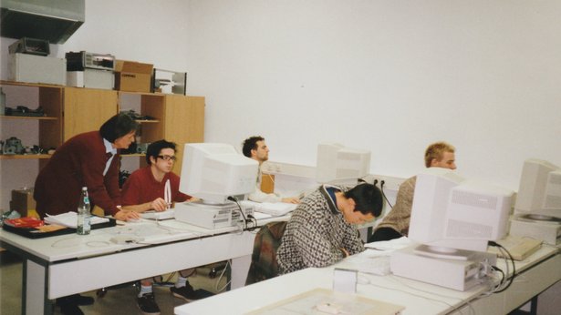 Professorin Hentschel und Studierende während eines CAD-Praktikums in einem Raum des Zeiss-Gebäudes 6/70 Professorin Hentschel und Studierende während eines CAD-Praktikums in einem Raum des Zeiss-Gebäudes 6/70