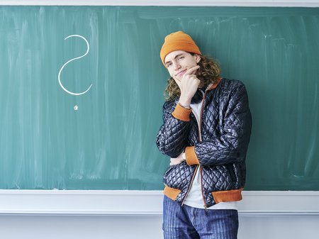 Studierender an einer Tafel