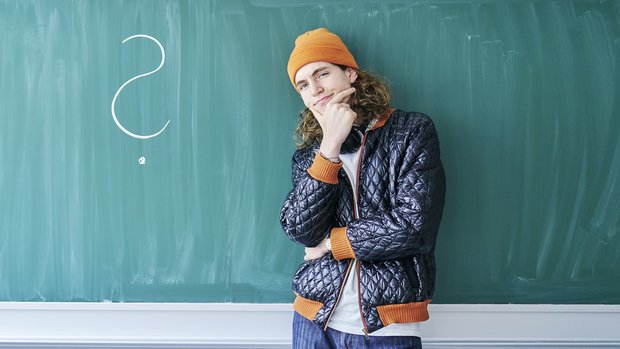 Studierender an einer Tafel