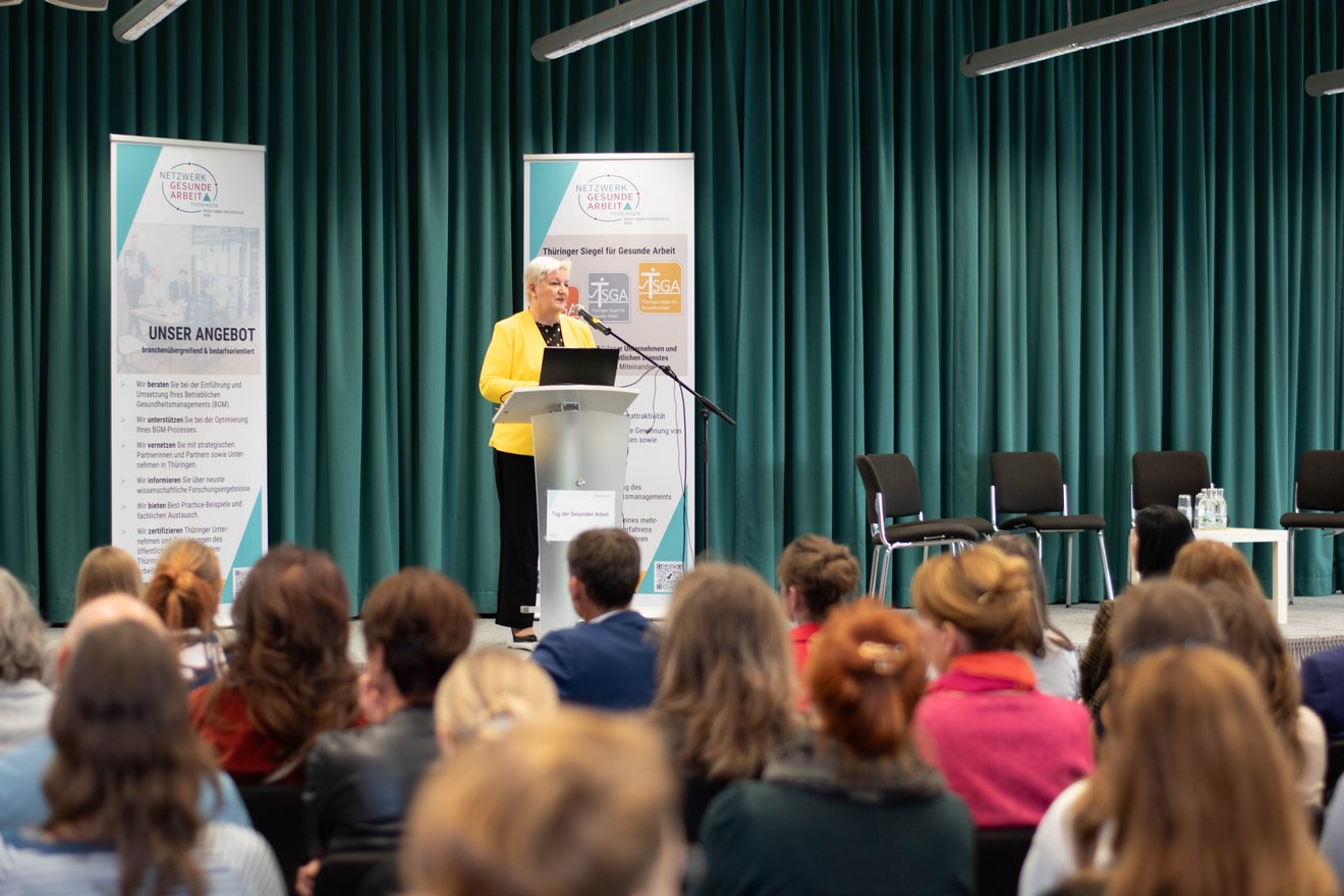 Jacqueline Schambach-Hummel, Direktorin des AHORN Panorama Hotels Oberhof, während ihres Vortrags ‚Arbeitswelt im Wandel – Praxiserfahrungen und Lösungsansätze auf aktuelle Fragen'