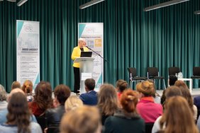 Jacqueline Schambach-Hummel, Direktorin des AHORN Panorama Hotels Oberhof, während ihres Vortrags ‚Arbeitswelt im Wandel – Praxiserfahrungen und Lösungsansätze auf aktuelle Fragen'