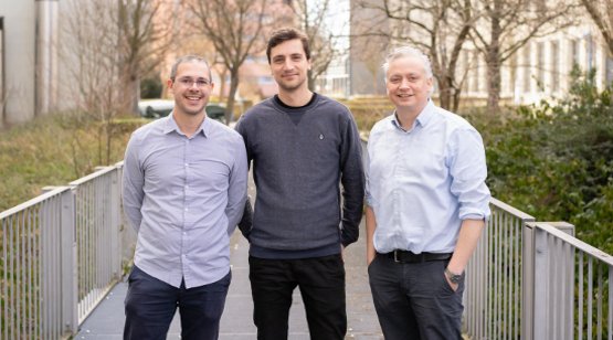 Drei Männer stehen auf dem Campus der Ernst-Abbe-Hochschule Jena
