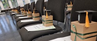 Feierliche Verabschiedung Stuhlreihe